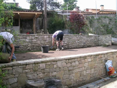 Lavori di riqualificazione di un giardino a balze