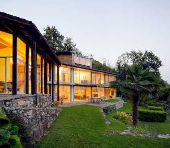 Villa con vista sul lago esterno di giorno